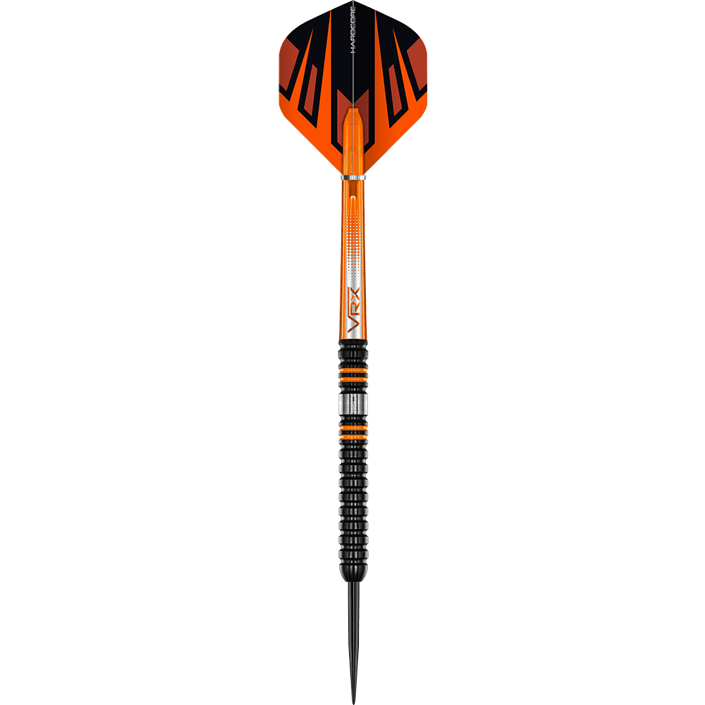RD2527_Red_Dragon_Amberjack_Pro_1_Steeldarts_1sHK8pk6W4e8QZ Das Bild zeigt einen Steeldart namens "Red Dragon Amberjack Pro 1". Der Dart ist schwarz und orange und hat ein auffälliges Design mit feinen Rillen am Griff.
