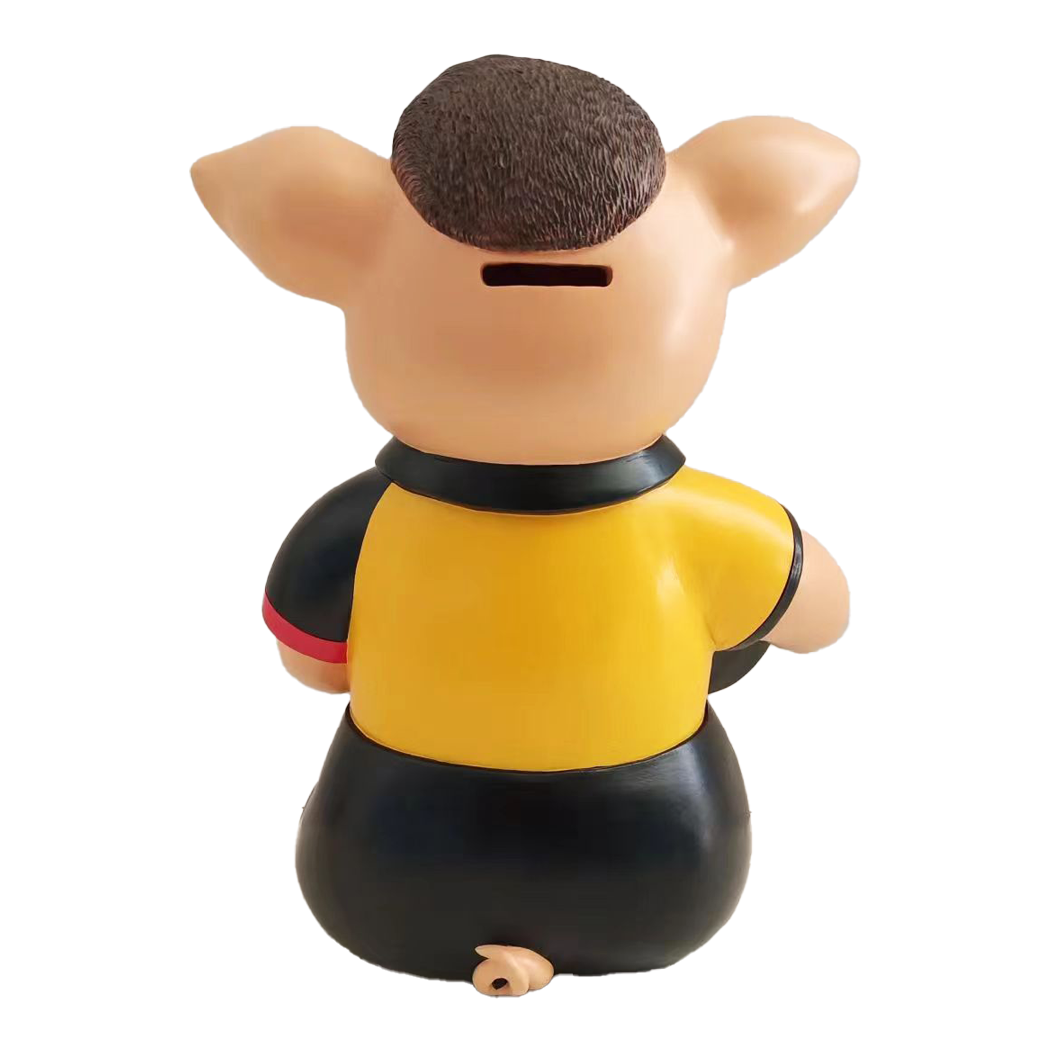 Sport1 Deutschland Phrasenschwein Das Bild zeigt ein Sparschwein in Form eines Schweins mit gelbem und schwarzem Trikot. Das Sparschwein ist von hinten zu sehen und trägt den Namen "Sport1 Deutschland Phrasenschwein 2024".