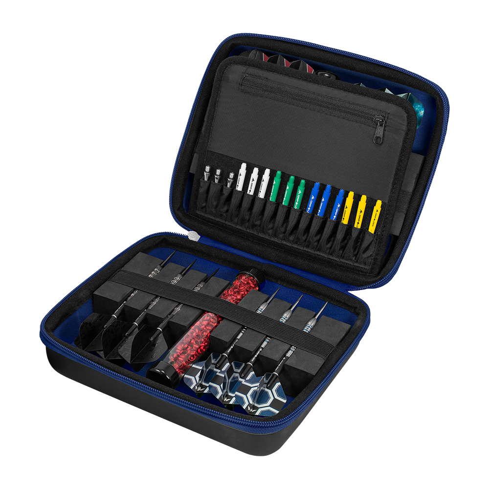 Mission Luxor Dart-Wallet In diesem Bild ist ein schwarzes, aufklappbares Dart-Etui mit blauen Akzenten zu sehen. Das Etui enthält mehrere Darts und Zubehörteile, die ordentlich in Fächern und elastischen Halterungen angeordnet sind.