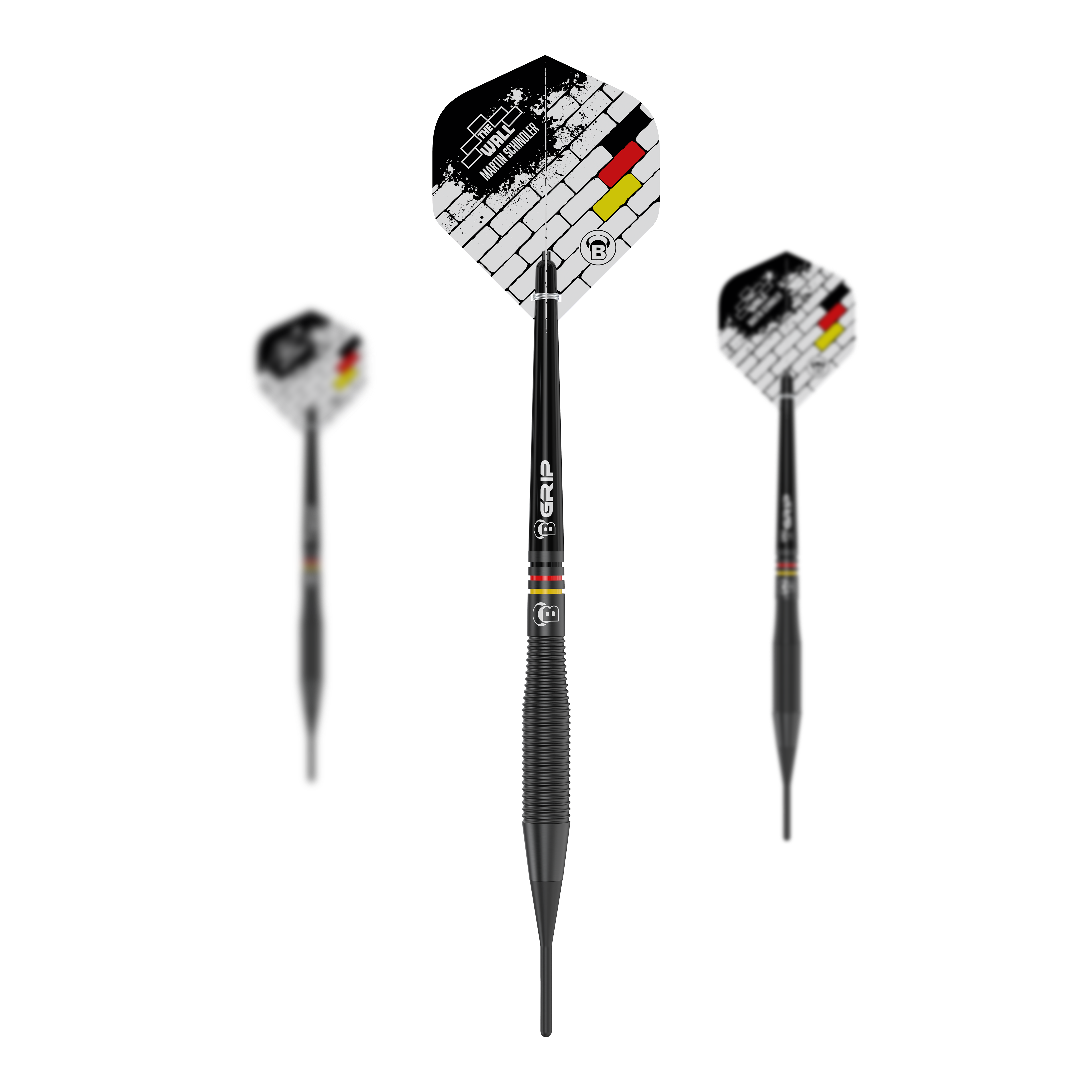 Auf dem Bild sind drei Softdarts des Modells „Bulls Martin Schindler The Wall Black Brass“ mit 18g zu sehen. Die Flights zeigen ein Ziegelmuster und die Farben der deutschen Flagge.