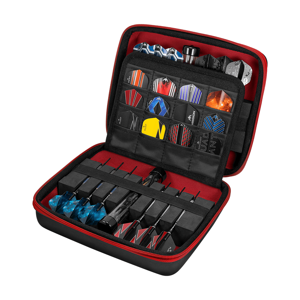 Mission Luxor Dart-Wallet Das Bild zeigt ein geöffnetes Dart-Set in einer schwarzen und roten Hülle. Darin sind mehrere Darts und verschiedene Dart-Flights ordentlich verstaut.