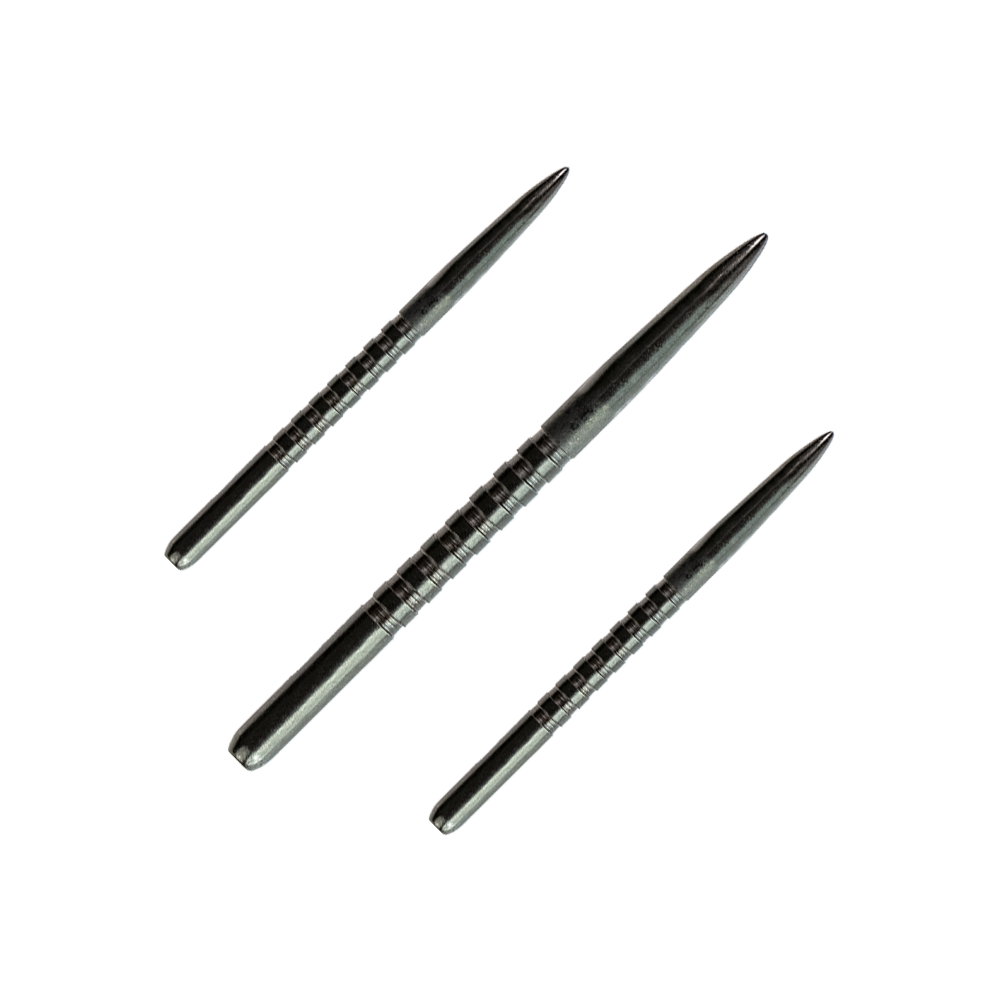 57752_Bulls_GP3_Steeldartspitzen_Schwarz_38mm_1 Das Bild zeigt drei schwarze Stahl-Dartspitzen des Produkts „Bulls GP3 Steeldartspitzen Schwarz“. Sie sind spitz zulaufend und haben Rillen zur besseren Griffigkeit.
