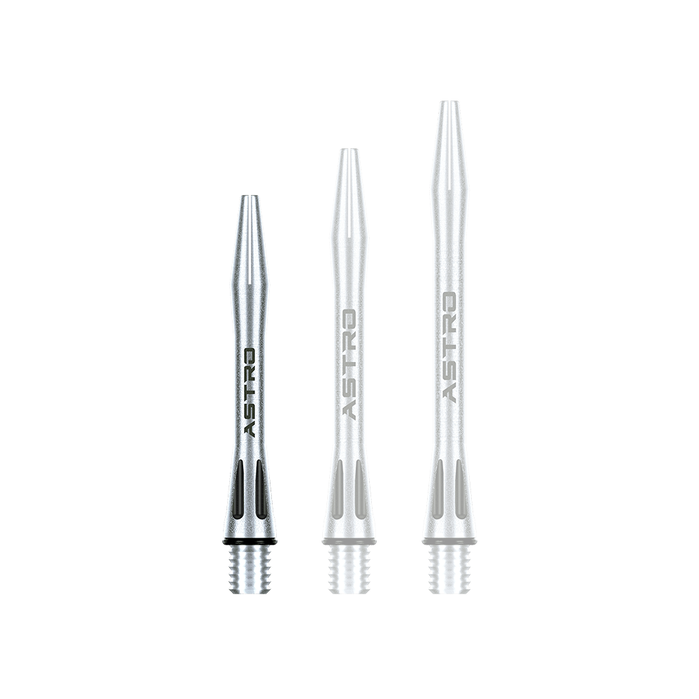 Das Bild zeigt drei silberne Winmau Astro Aluminium Shafts in verschiedenen Längen. Auf den Schäften steht das Wort "ASTRO" und sie haben schwarze Details an der Unterseite.