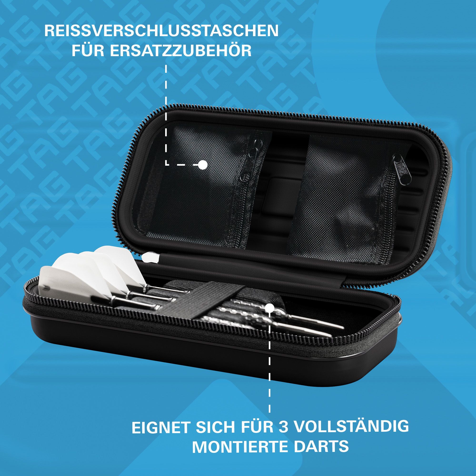 Das Bild zeigt ein geöffnetes Dartcase mit drei vollständig montierten Darts. Im Deckel befinden sich zwei Reißverschlusstaschen für Ersatzteile und Zubehör.