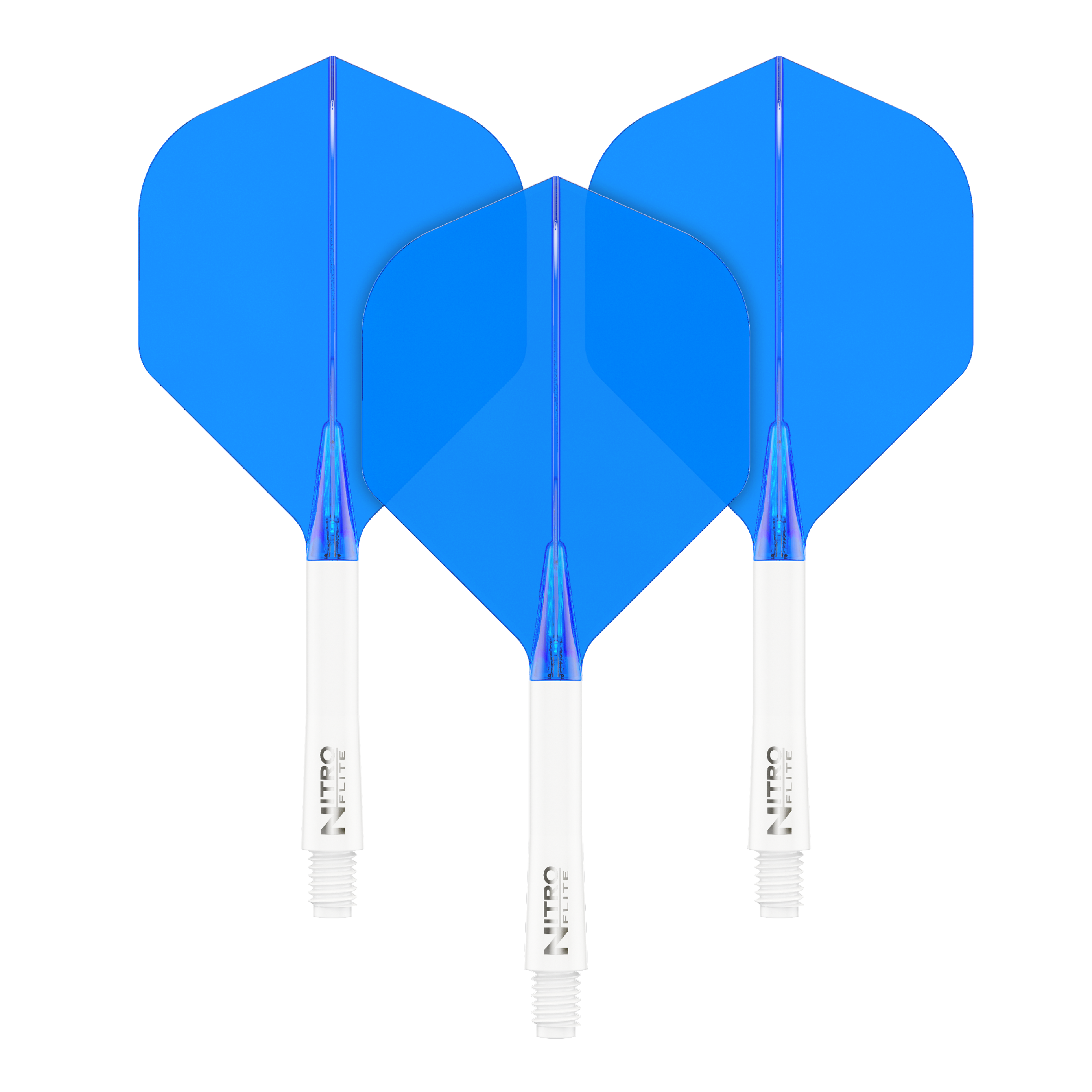 Das Bild zeigt drei blaue Dartflights mit weißen Schäften. Sie sind ordentlich nebeneinander angeordnet und heben sich deutlich vom schwarzen Hintergrund ab.