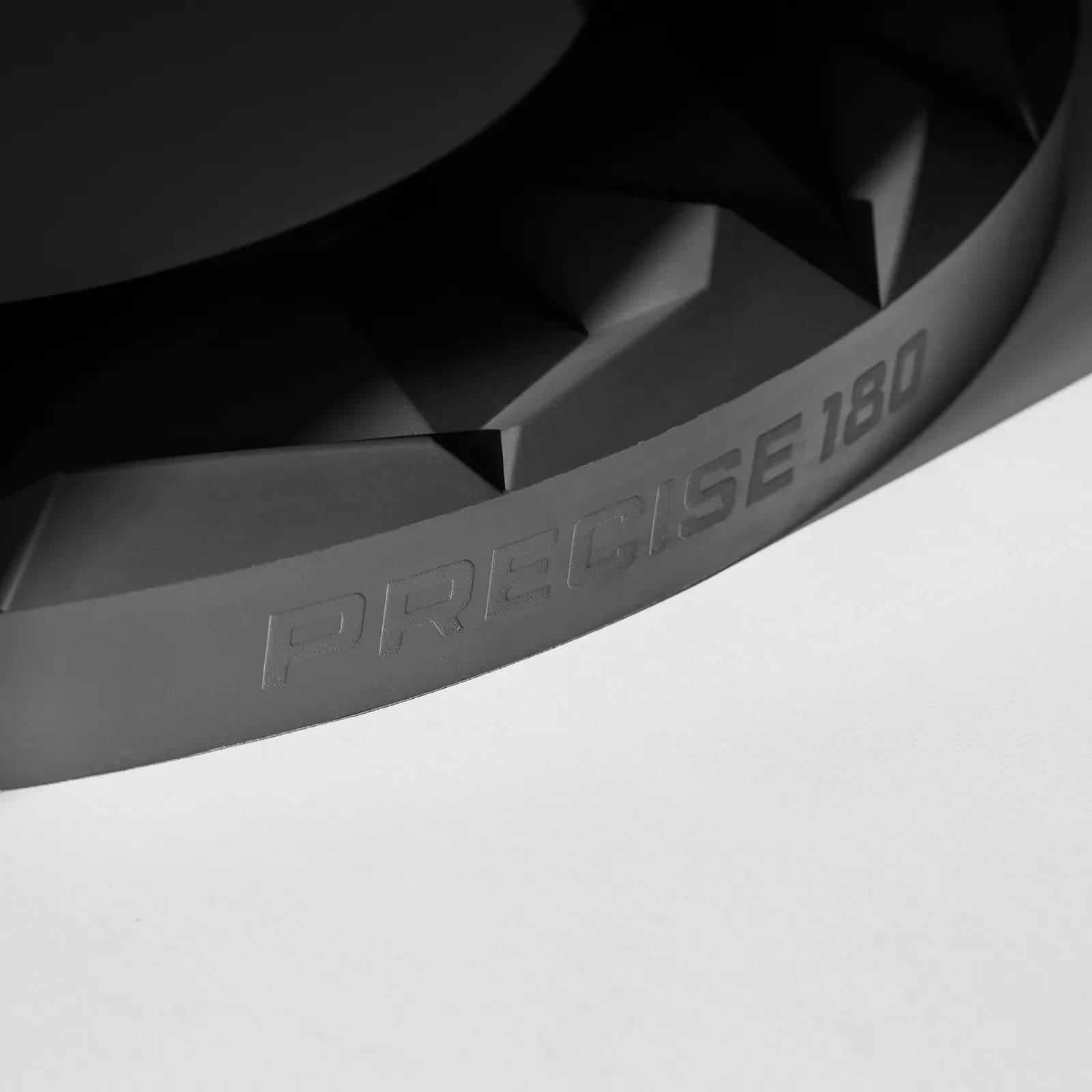 Precise 180 3D Dartboard Surround Subterra - Graphite Das Bild zeigt das Produkt Precise 180 3D Dartboard Surround Subterra - Graphite. Es ist eine moderne Dartboard-Umrandung in der Farbe Graphit.