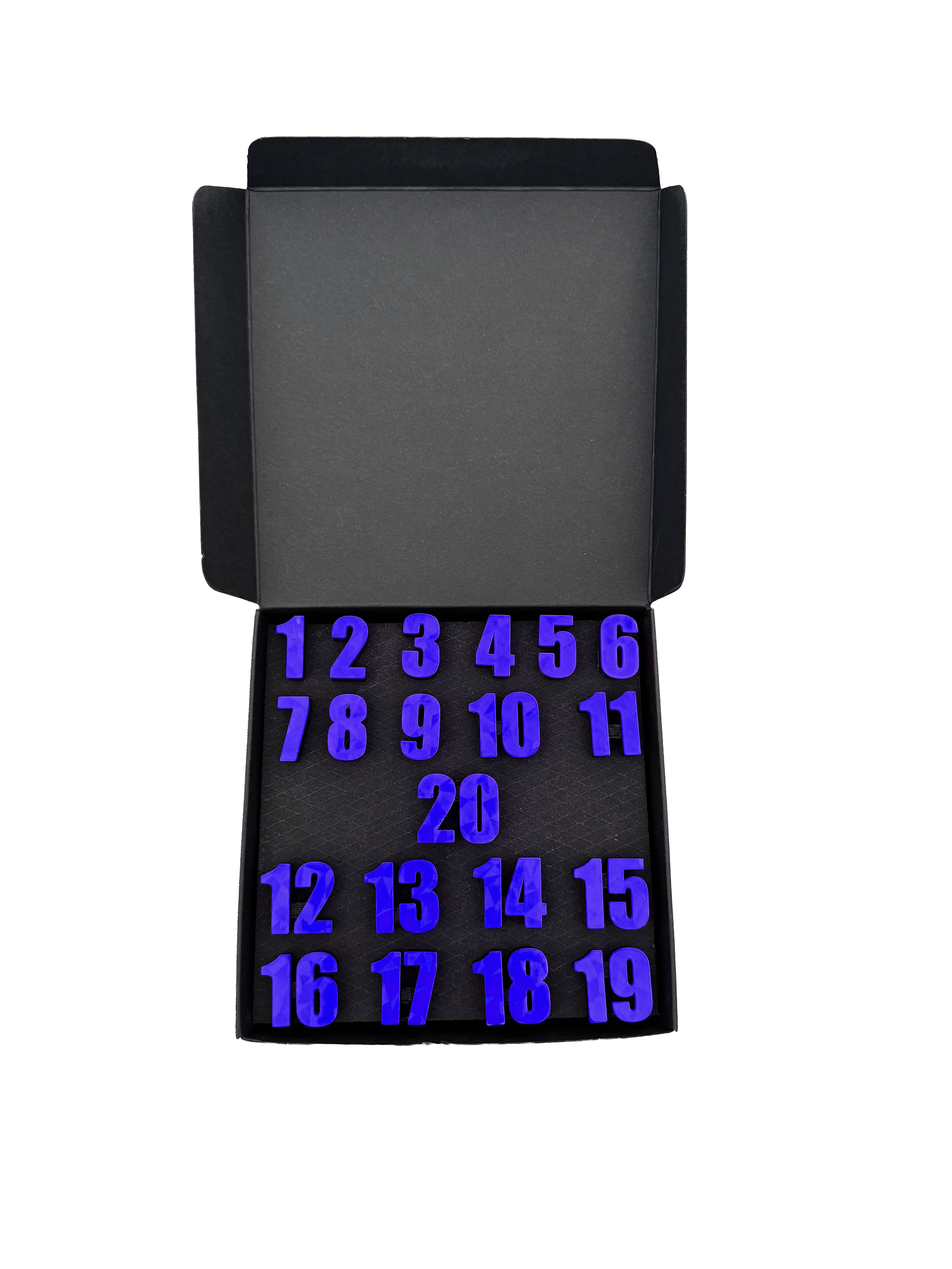 McDart Dartboard Steckzahlen / Zahlenring Classic Eine blaue Box ist auf dem Bild zu sehen. Das Produkt ist im klassischen Stil gestaltet.