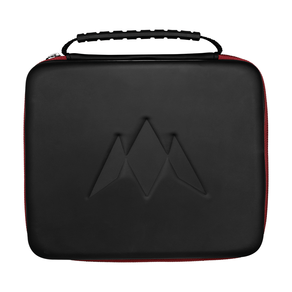 Mission Luxor Dart-Wallet Dies ist eine schwarze Tragetasche mit rotem Reißverschluss und einem geprägten Logo auf der Vorderseite. Oben befindet sich ein Griff, um die Tasche leicht zu tragen.