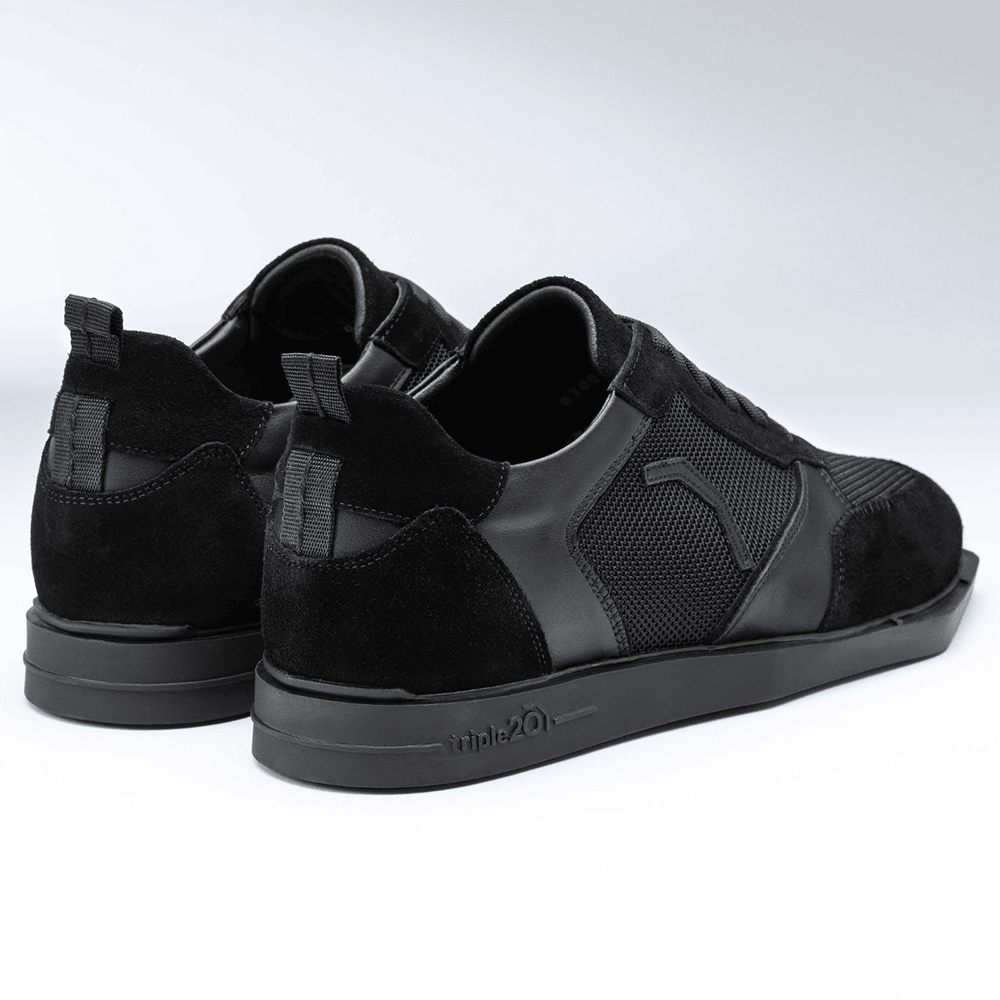 20200007-00_Triple20_Dartschuhe_Textil_Leder_Schwarz_3 Die Abbildung zeigt die Triple20 Dartschuhe aus Textil und Leder in Schwarz. Die Schuhe haben ein sportliches Design mit einer Kombination aus glatten und strukturierten Materialien.