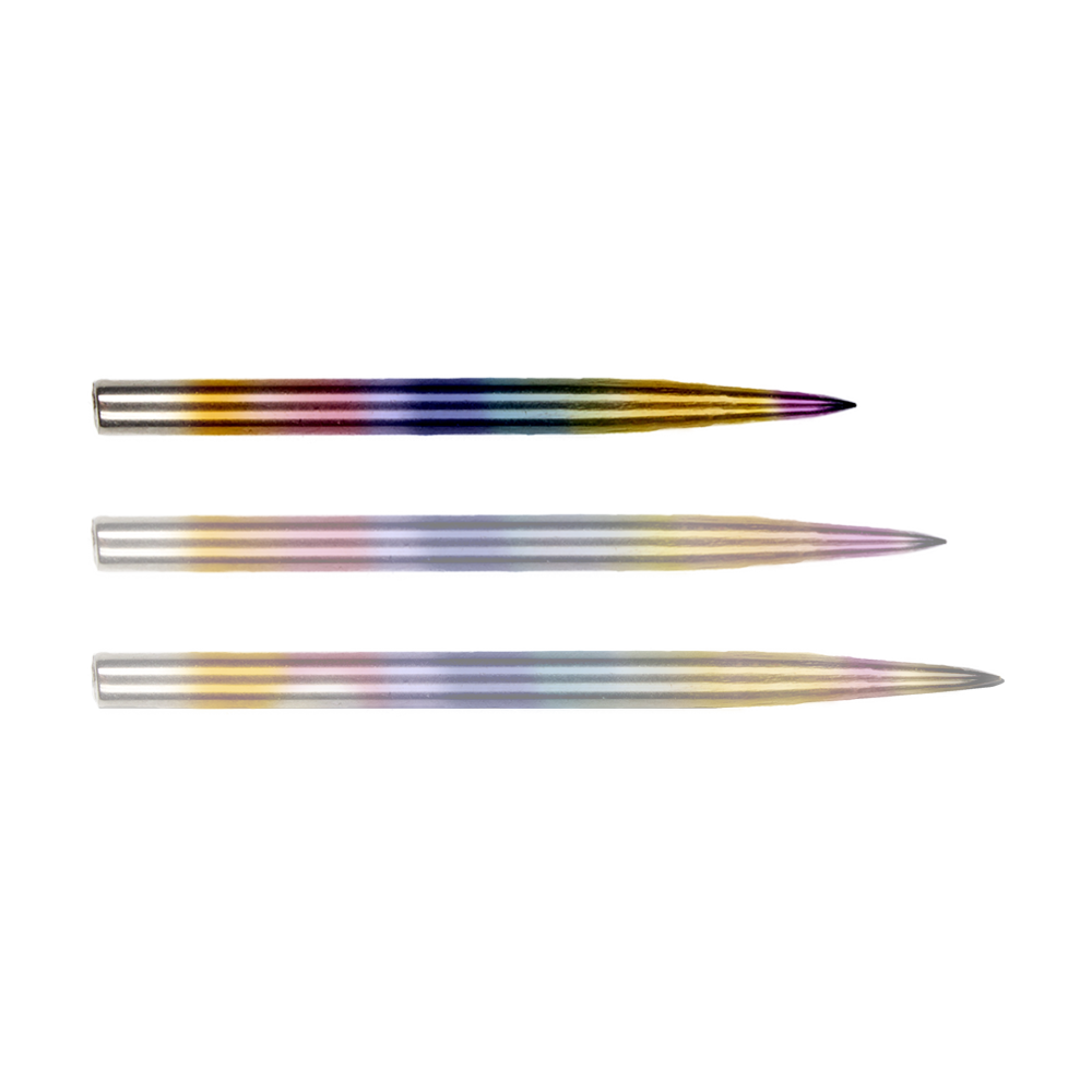 BU57613_BullsNL_Rainbow_Steeldartspitzen_32mm_1fvb7UNadmUliJ Das Bild zeigt drei Steeldartspitzen des Produkts "Bulls NL Rainbow Steeldartspitzen". Die Spitzen haben eine glänzende, regenbogenfarbene Oberfläche.