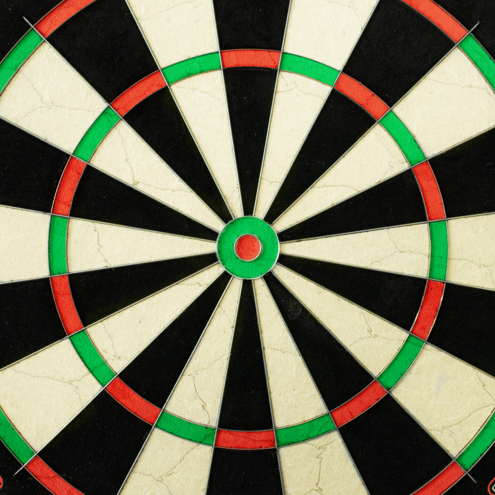 3033_Winmau_Blade_6_Steeldartboard_3 Ein weiteres Winmau Blade 6 Steeldartboard ist aus einer anderen Perspektive zu sehen. Alle Zahlen sind gut lesbar.