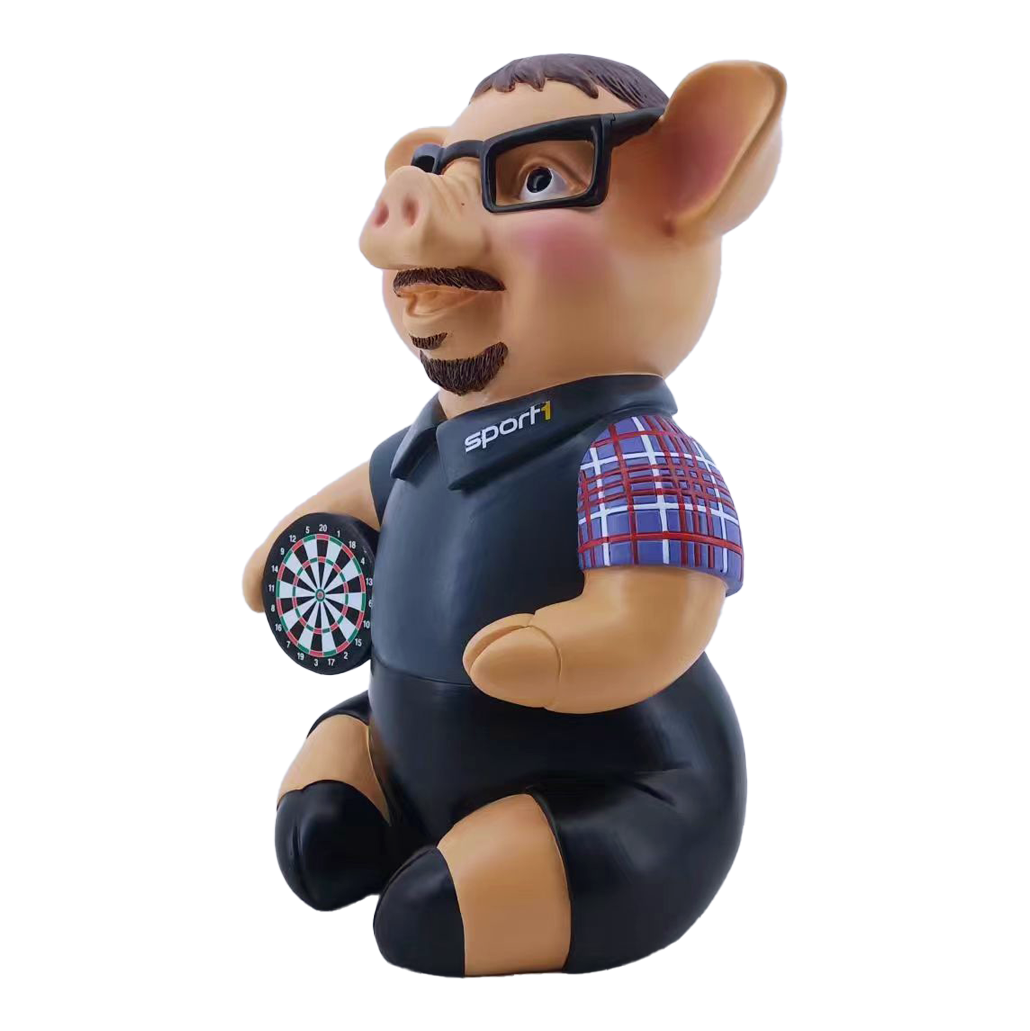 Sport1 Legenden Phrasenschwein Das Bild zeigt das Produkt "Sport1 Legenden Phrasenschwein 2024" als originelles Sparschwein in Schweineform. Das Sparschwein trägt eine Brille, ein Sportoutfit und hält eine Dartscheibe.