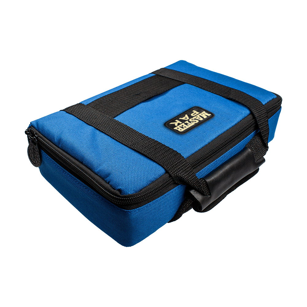 Pak3_Master_Pak_Darttasche_Blau_2qU7KDRTbQe1Sd Die Abbildung zeigt eine blaue Tasche mit der Aufschrift "Master Pak" auf der Oberseite. Die Tasche hat einen Reißverschluss und einen schwarzen Tragegriff.