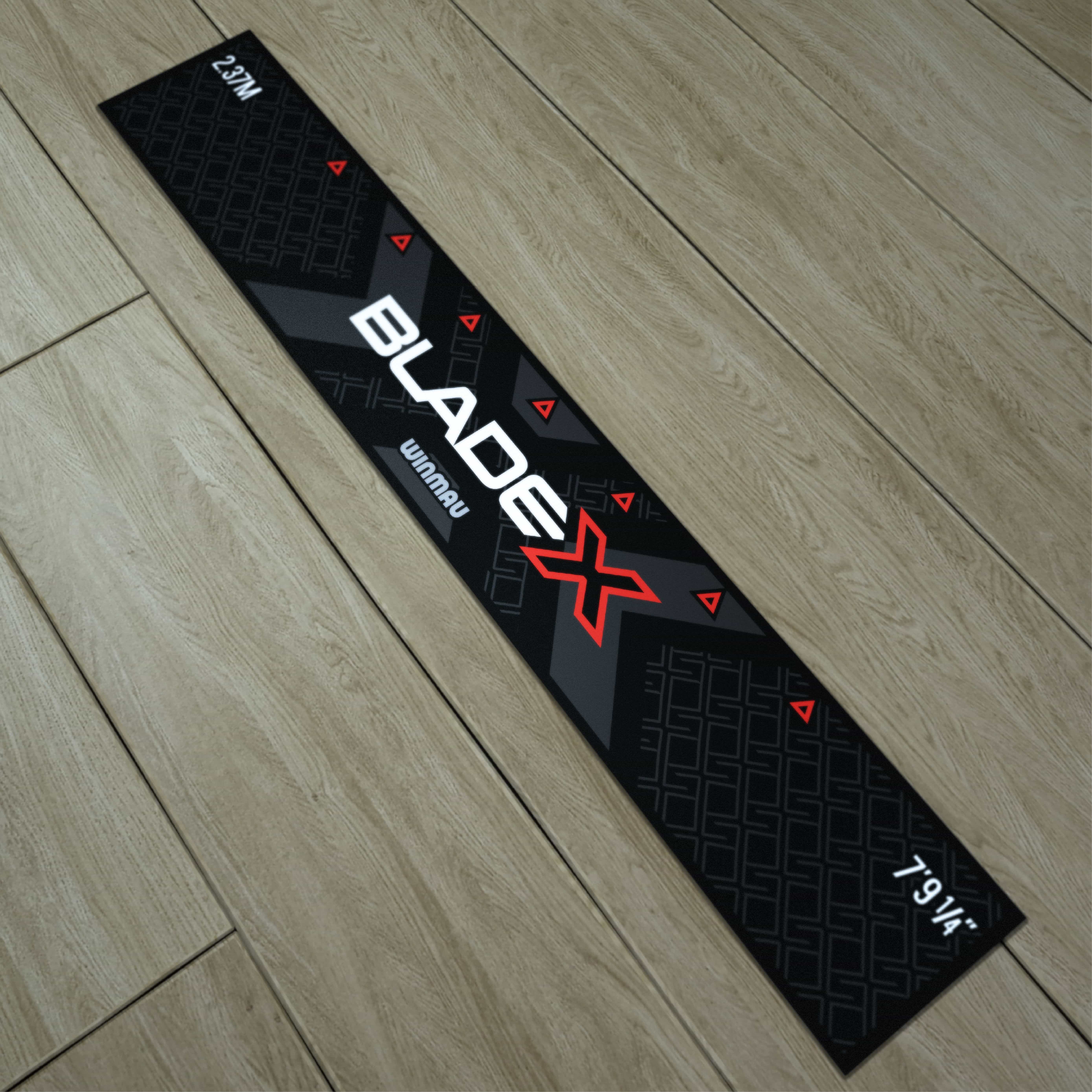Winmau Blade X Abwurflinie Zu sehen ist die Winmau Blade X Abwurflinie. Sie hilft, die richtige Entfernung beim Werfen festzulegen.