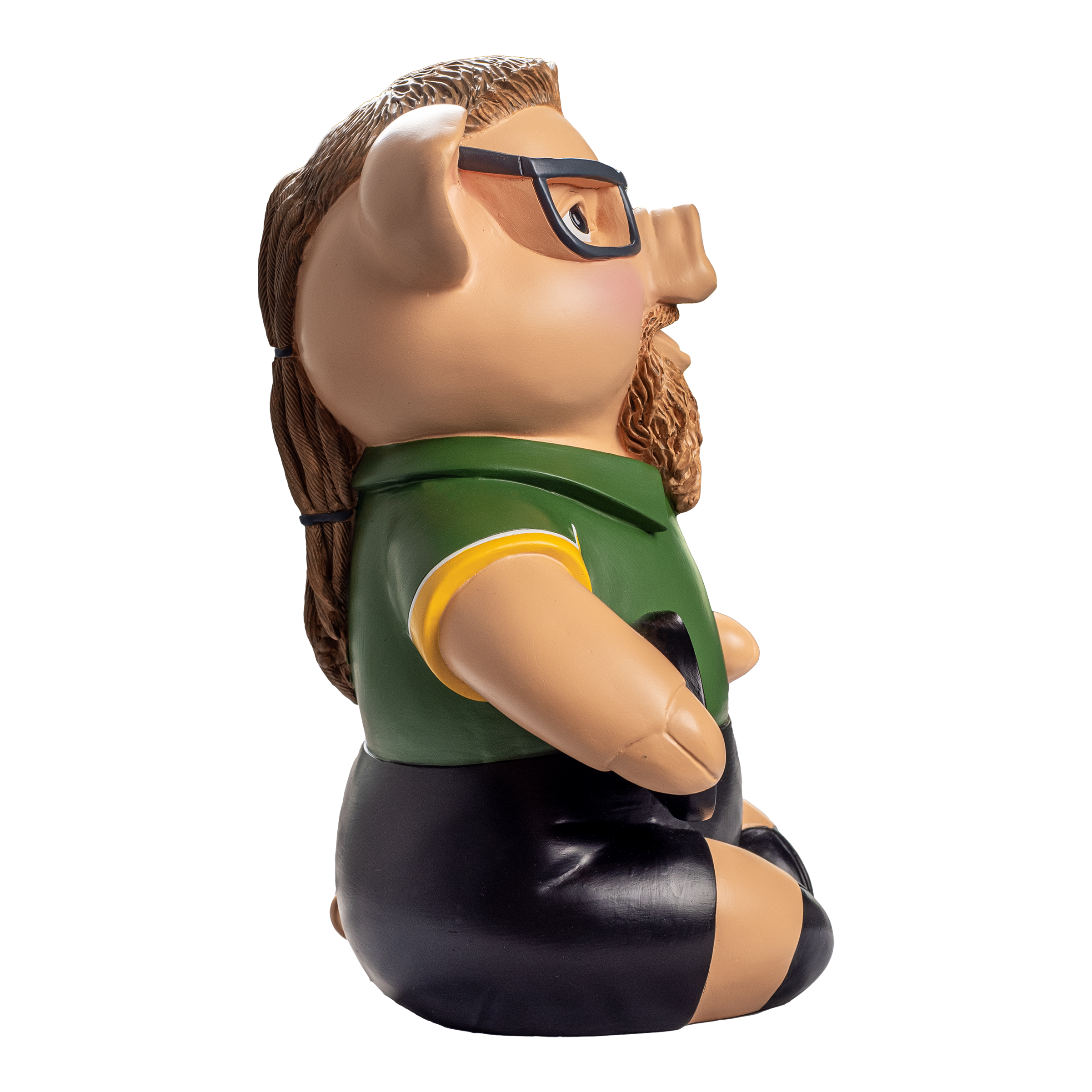 Sport1 Zaubermeister Phrasenschwein Das Bild zeigt ein Sparschwein in Form eines Schweins mit Brille, Bart und Zopf. Es trägt ein grünes Shirt und eine schwarze Hose.