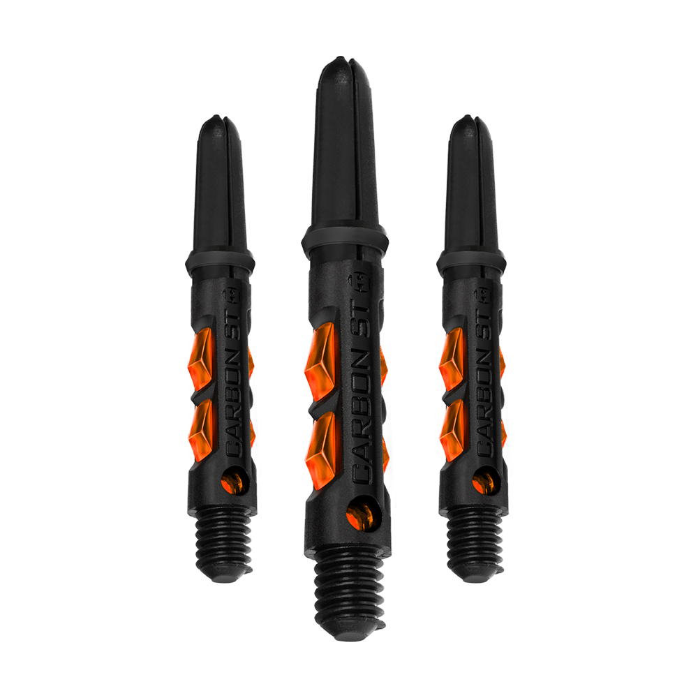Das Bild zeigt drei schwarze Dart-Schäfte mit orangefarbenen Akzenten. Auf den Schäften steht "CARBON ST" geschrieben.