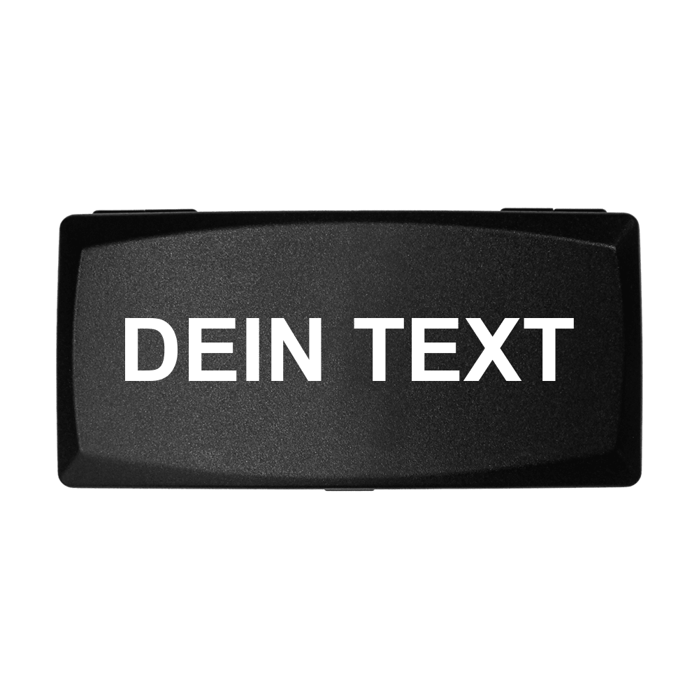 MD-ABS-Schwarz_W_Bedruckte_ABS_Box_Wunschtext_Schwarz_1 Auf dem Bild ist eine schwarze Box mit weißer Aufschrift zu sehen. Der Text auf der Box lautet "DEIN TEXT".
