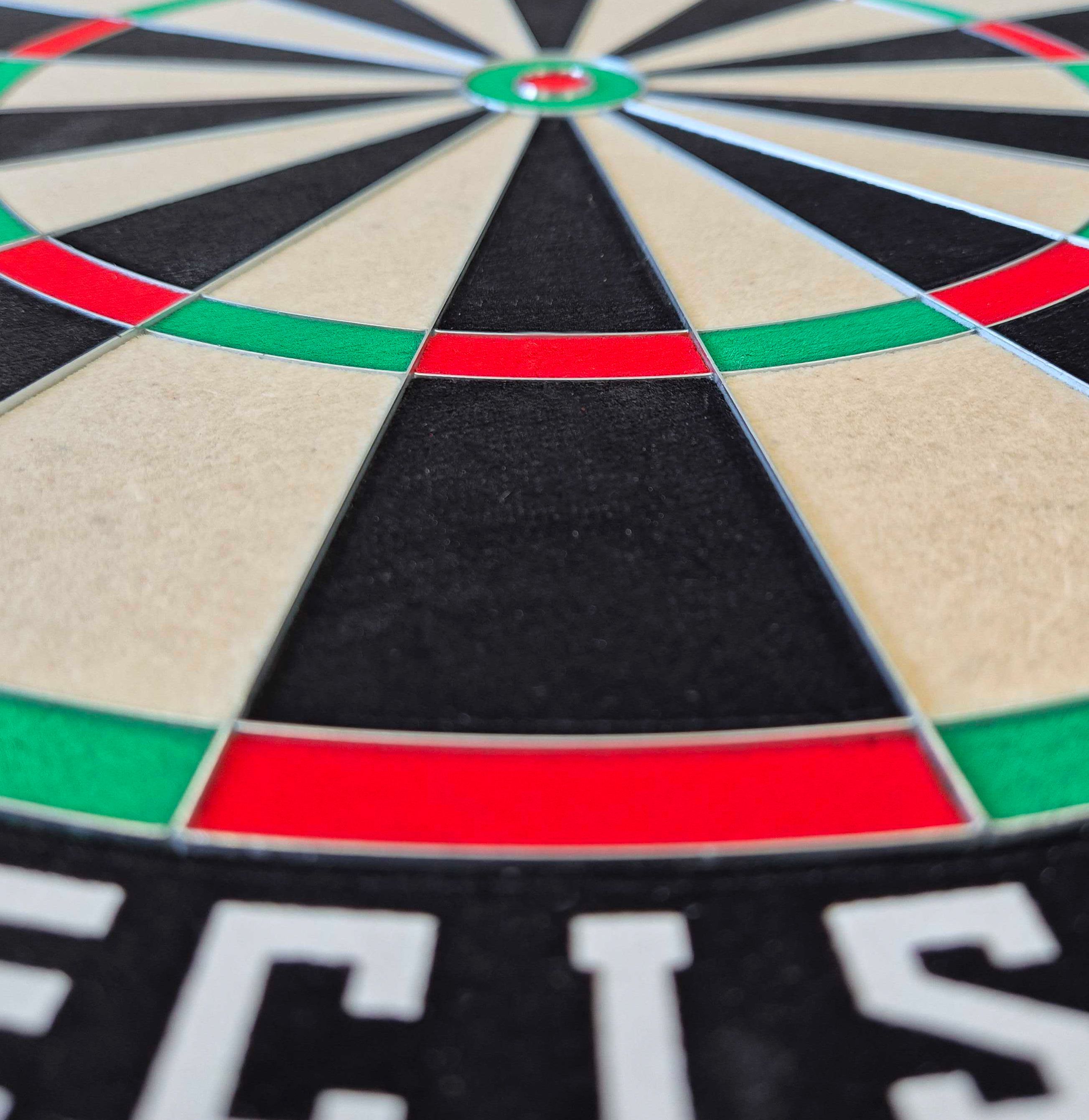 Das Bild zeigt eine Nahaufnahme eines McDart Precision Steeldartboards. Die farbigen Segmente und die scharf abgegrenzten Felder sind deutlich zu erkennen.