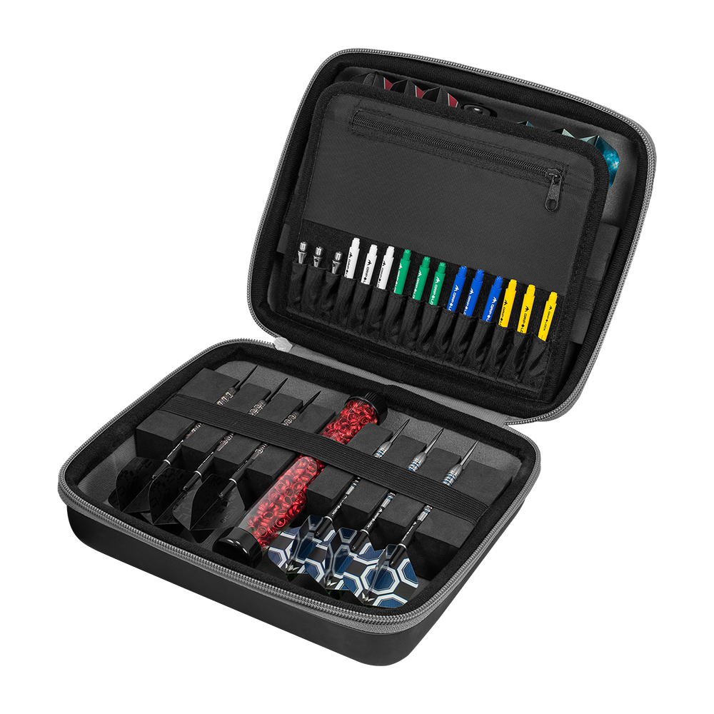 Mission Luxor Dart-Wallet Das Bild zeigt ein schwarzes Etui, das verschiedene Dartpfeile und Zubehörteile ordentlich sortiert enthält. Im Deckel befinden sich zusätzliche Fächer und Halterungen für weiteres Dartzubehör.