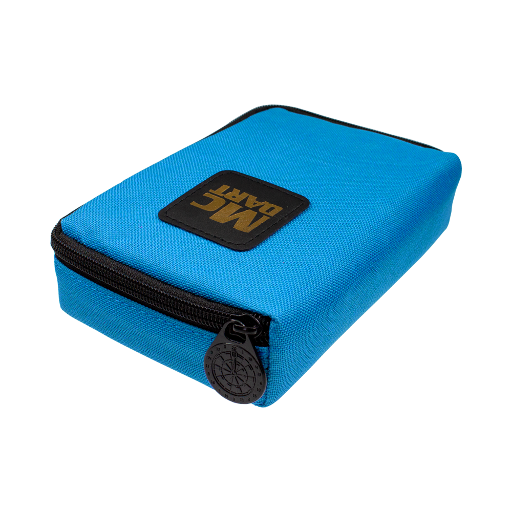 707_McDart_Tasche_Klein_Blau_2 Die Abbildung zeigt die blaue McDart Tasche Klein mit einem schwarzen Reißverschluss. Auf der Oberseite ist ein schwarzes Logo mit der Aufschrift "MC DART" zu sehen.