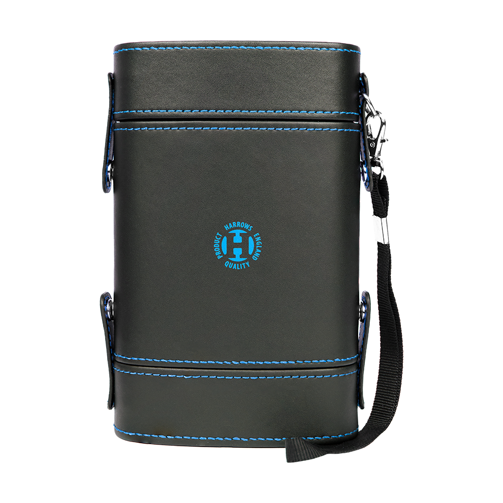 HRT-16419_Harrows_Prima_Dartcase_Aqua_2 Das Bild zeigt das Produkt "Harrows Prima Dartcase". Es ist ein schwarzes Dart-Etui mit blauen Nähten und einem Tragegurt.
