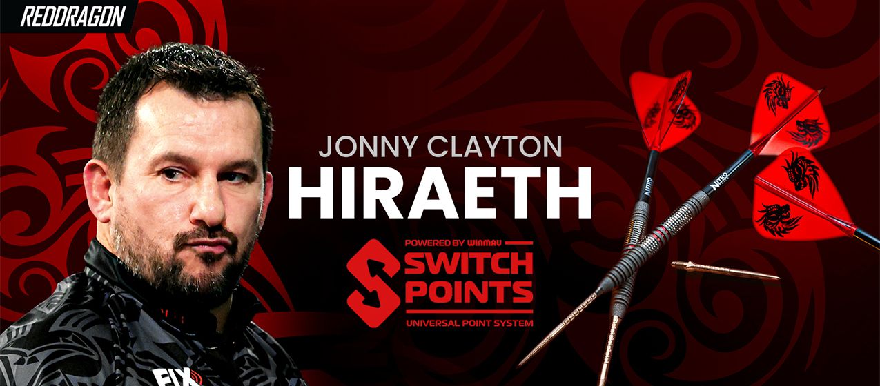 Foto des RedDragon Jonny Clayton Hiraeth, präsentiert auf hellem Hintergrund. Die besondere Gestaltung des Produkts wird deutlich gezeigt.