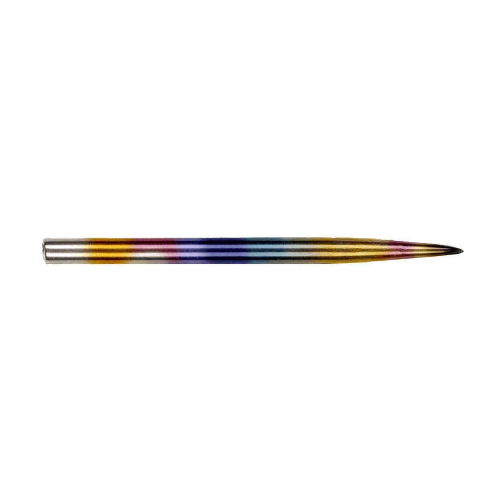 Dies ist eine bunte Stahlspitze für Dartpfeile. Die Spitze zeigt einen Farbverlauf in Regenbogenfarben.