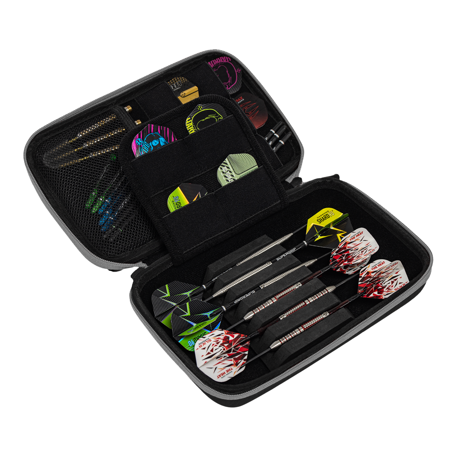 Harrows Smart Case XL Dartwallet Das Bild zeigt ein geöffnetes Dart-Etui mit mehreren Darts und Zubehörteilen ordentlich verstaut. Die Aufbewahrungstasche ist schwarz und bietet verschiedene Fächer für Flights und Ersatzteile.