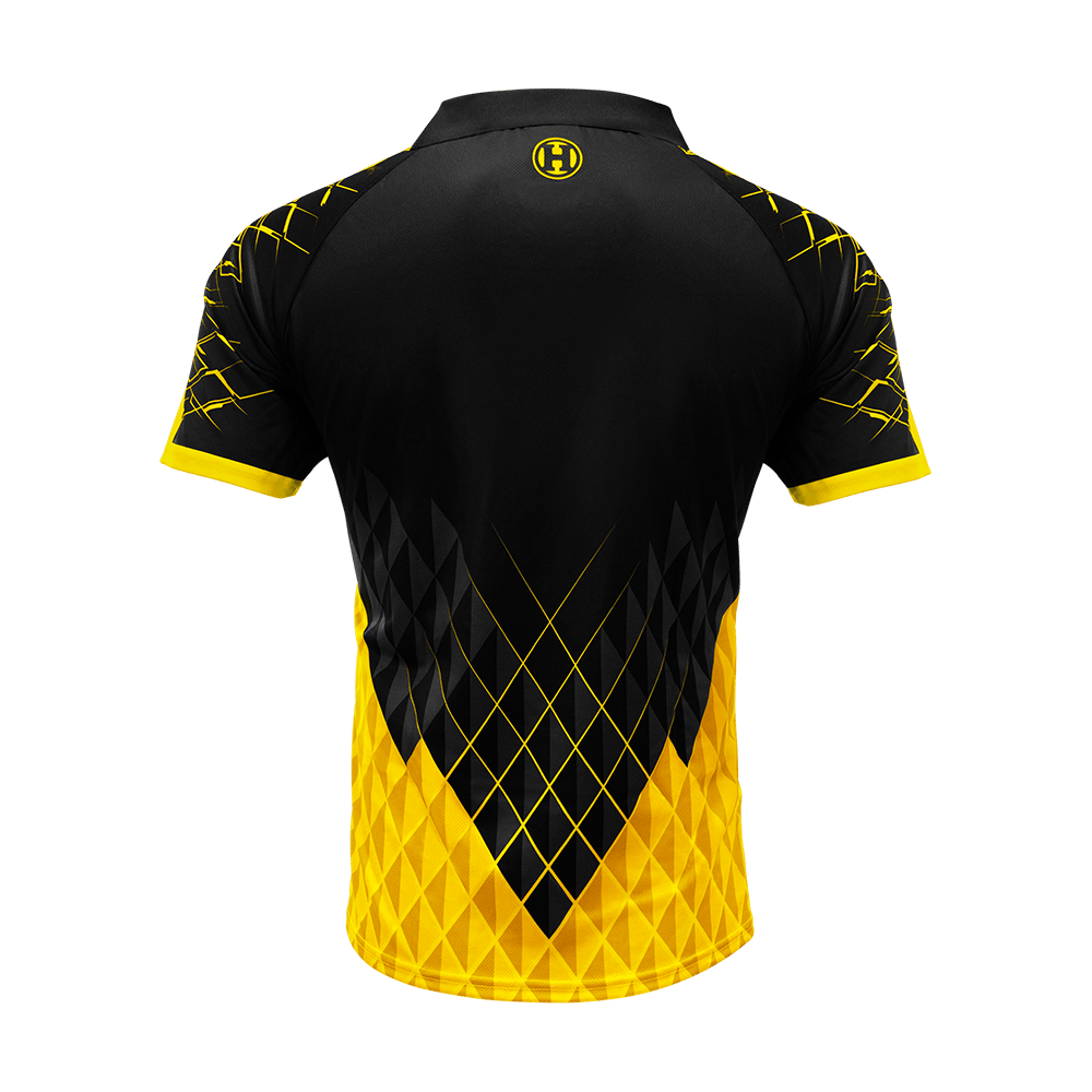 HRS-26517_Harrows_Paragon_Dartshirt_Gelb_2 Das Bild zeigt das Harrows Paragon Dartshirt in Gelb von hinten. Das Shirt hat ein auffälliges schwarz-gelbes Muster mit geometrischen Formen.
