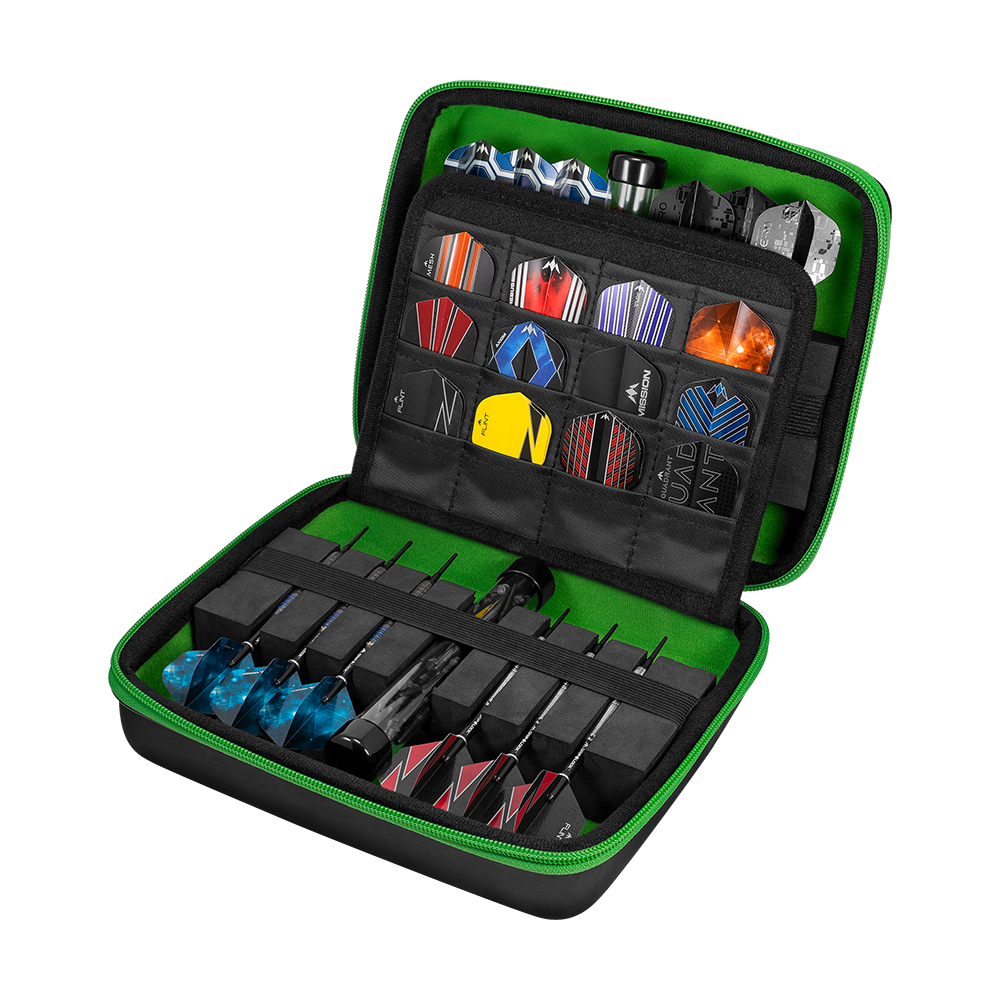 Mission Luxor Dart-Wallet In diesem Bild sieht man ein aufklappbares Dart-Set in einer schwarzen Hülle mit grünem Innenfutter. Verschiedene Dartpfeile und Flights sind ordentlich in Fächern und Halterungen angeordnet.