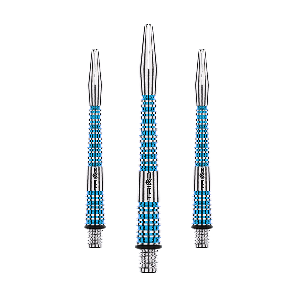 Auf dem Bild sind drei blaue Aluminium-Dartschäfte zu sehen. Sie haben silberne Spitzen und ein feines Rillenmuster am Schaft.
