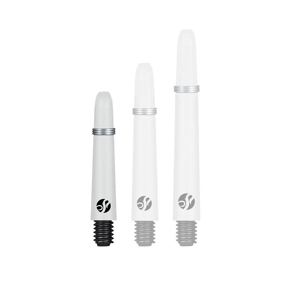 Shot Koi Carbon Shafts - Weiß Das Bild zeigt drei weiße Dartschäfte in unterschiedlichen Längen, die nebeneinander aufgestellt sind. Jeder Schaft hat einen silbernen Ring und ein schwarzes Schraubgewinde am unteren Ende.