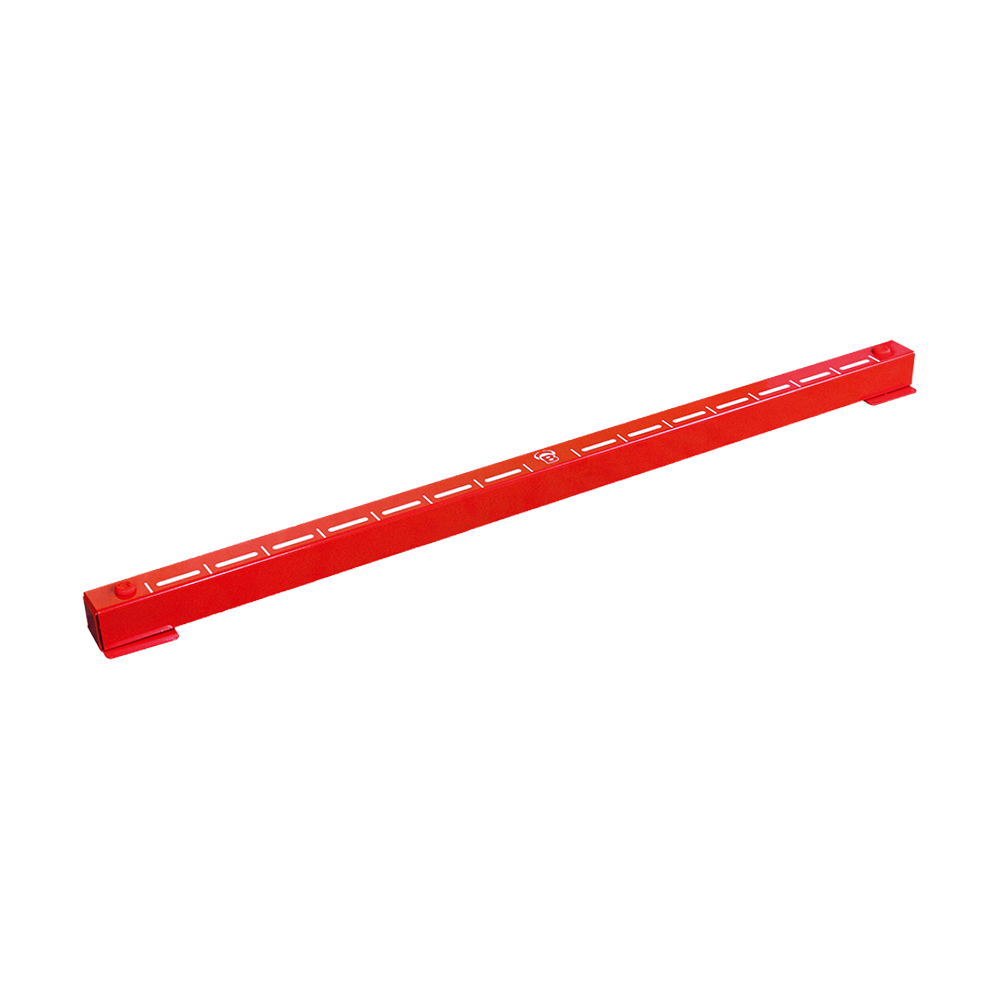 Das Bild zeigt ein rotes Metall-Oche namens "Bulls Oky Metall Oche". Es hat weiße Markierungen auf der Oberseite und wird beim Dartspielen als Abwurflinie verwendet.