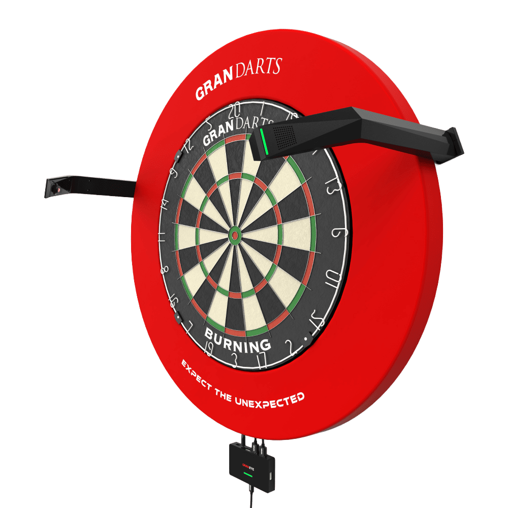 Das Bild zeigt das GranDarts GranEye Steeldart Auto-Scoring-System mit einer roten Umrandung um die Dartscheibe. Zwei schwarze Arme mit Sensoren ragen seitlich heraus, um die automatische Punktezählung zu ermöglichen.