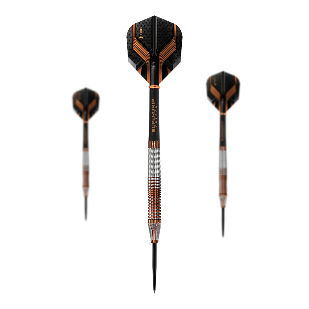 Harrows Toro Steeldarts Auf dem Bild sind drei Steeldarts zu sehen, wobei einer mittig im Vordergrund steht und die anderen beiden im Hintergrund sind. Die Darts haben schwarze und orangefarbene Flights sowie silberne und bronzefarbene Griffe.