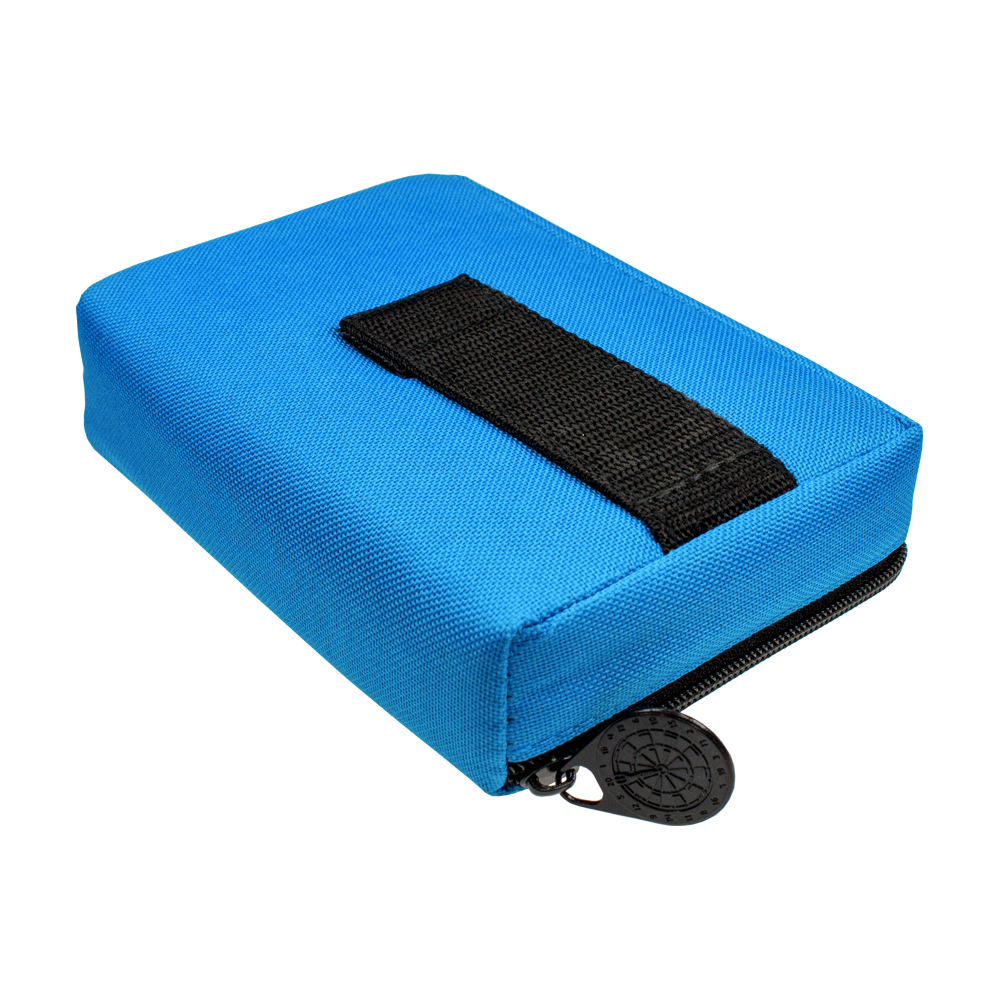 707_McDart_Tasche_Klein_Blau_3 Die Abbildung zeigt eine kleine, blaue Tasche mit schwarzem Reißverschluss und einem schwarzen Band auf der Oberseite. Es handelt sich um das Produkt "McDart Tasche Klein".