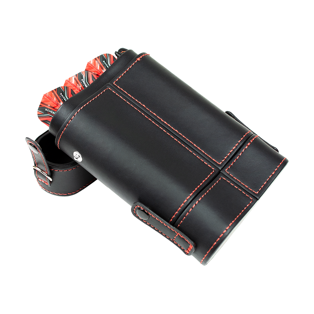 HRT-16402_Harrows_Prima_Dartcase_Red_5 Das Bild zeigt ein schwarzes Dart-Etui mit roten Nähten, das einige Dartpfeile enthält. Es handelt sich um das Produkt „Harrows Prima Dartcase“.