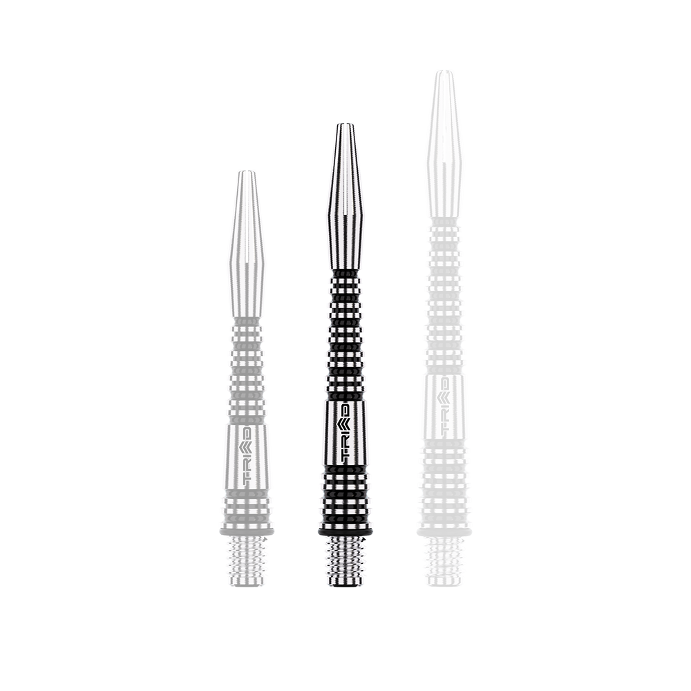 Winmau Triad RX Aluminium Shafts - Schwarz Das Bild zeigt drei unterschiedlich lange, silber-schwarze Dartschäfte aus Aluminium. Sie stehen nebeneinander aufrecht auf einem hellen Hintergrund.