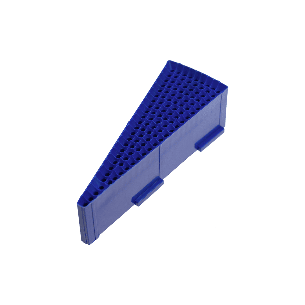 Das Bild zeigt ein blaues Ersatzfeld für eine Löwen Dart-Scheibe. Das Feld ist dreieckig und hat viele kleine Löcher für die Dartspitzen.