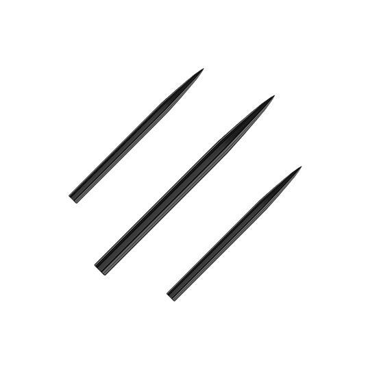 Auf dem Bild sind drei schwarze Stahlspitzen für Darts zu sehen. Sie sind in einer diagonalen Linie angeordnet und haben eine spitze Form.