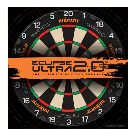 Das Bild zeigt eine Unicorn Eclipse Ultra 2.0 Steeldartboard. In der Mitte ist ein orangefarbener Streifen mit dem Schriftzug "Eclipse Ultra 2.0 – The Ultimate Playing Surface".