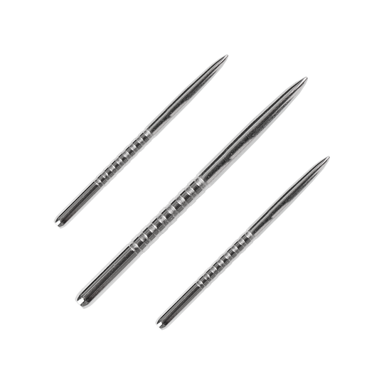 57783_Bulls_GP3_Steeldartspitzen_Silber_42mm_1 Das Bild zeigt drei silberne Steeldartspitzen des Produkts „Bulls GP3 Steeldartspitzen Silber“. Sie sind aus Metall und haben eine geriffelte Oberfläche für besseren Halt.