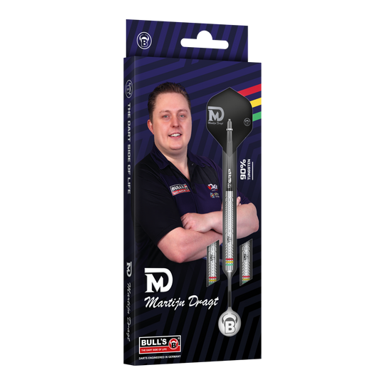 Bulls Martijn Dragt Steeldarts - 24g Die Abbildung zeigt die Verpackung der "Bulls Martijn Dragt Steeldarts - 24g". Auf der Schachtel ist ein Bild von Martijn Dragt sowie die abgebildeten Steeldarts zu sehen.