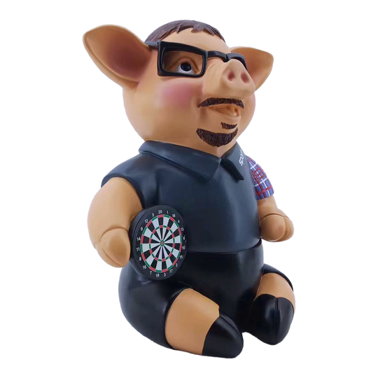 Sport1 Legenden Phrasenschwein Das Bild zeigt das Produkt "Sport1 Legenden Phrasenschwein 2024" in Form eines Schweinchens. Das Schwein trägt eine Brille, ein schwarzes Hemd und hält eine Dartscheibe auf dem Arm.