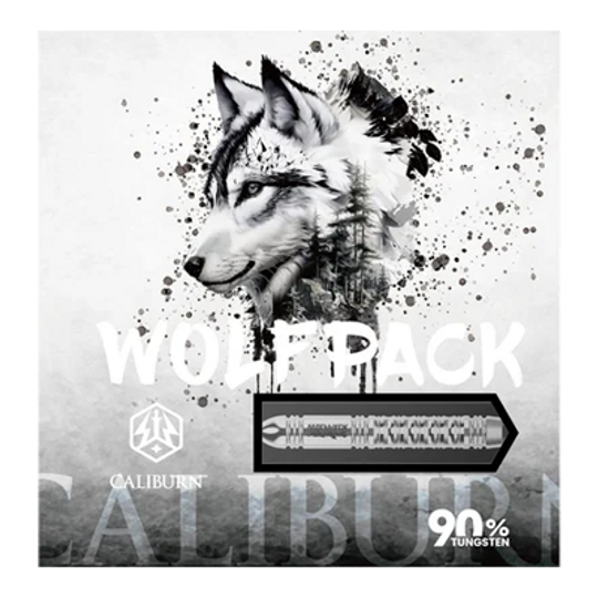 Caliburn Wolfpack W1 Steeldarts - 23g Das Bild zeigt die Verpackung der "Caliburn Wolfpack W1 Steeldarts - 23,5g". Auf der Vorderseite ist ein Wolfskopf zusammen mit einem abgebildeten Dartpfeil und dem Hinweis "90% Tungsten" zu sehen.
