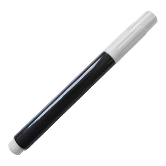 Board Marker Auf dem Bild ist ein schwarzer Whiteboard-Marker mit weißer Kappe zu sehen. Der Marker liegt schräg auf einem neutralen Hintergrund.
