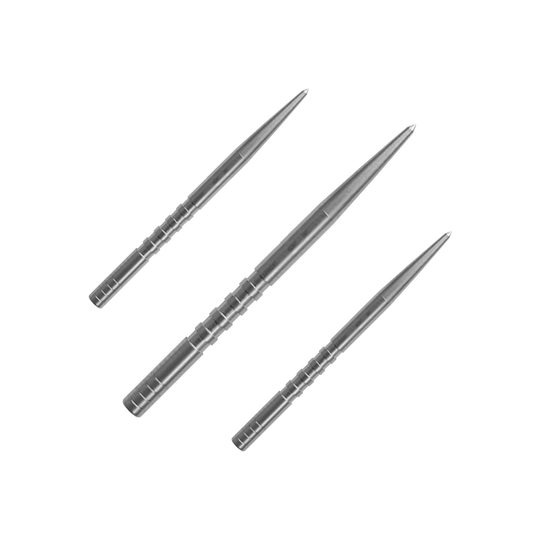 Condor Beak Point With Cut Dartspitzen Das Bild zeigt drei silberne Dartspitzen mit gerilltem Schaft. Sie sind in einer diagonalen Anordnung auf grünem Hintergrund zu sehen.