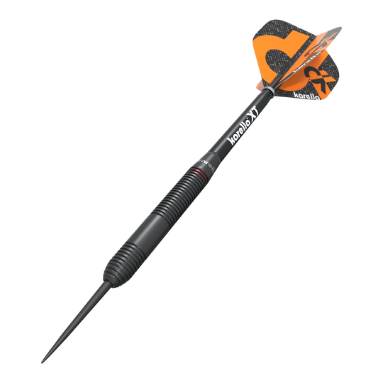 Karella Daniel Klose Steeldarts Das Bild zeigt einen Karella Daniel Klose Steeldart. Der Dartpfeil ist schwarz mit orangem Flights und hat ein modernes Design.