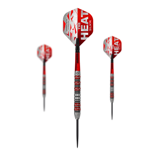 Harrows Damon Heta Series 3 Steeldarts Auf dem Bild sind drei Steeldarts des Produkts "Harrows Damon Heta Series 3" zu sehen. Die Darts haben rote und silberne Designs mit der Aufschrift "THE HEAT" auf den Flights.