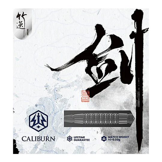 Caliburn Sword S3 Steeldarts - 23g Das Bild zeigt die Verpackung der "Caliburn Sword S3 Steeldarts - 23g". Auf der Verpackung sind ein Dartpfeil, das Caliburn-Logo und stilisierte Schriftzeichen zu sehen.